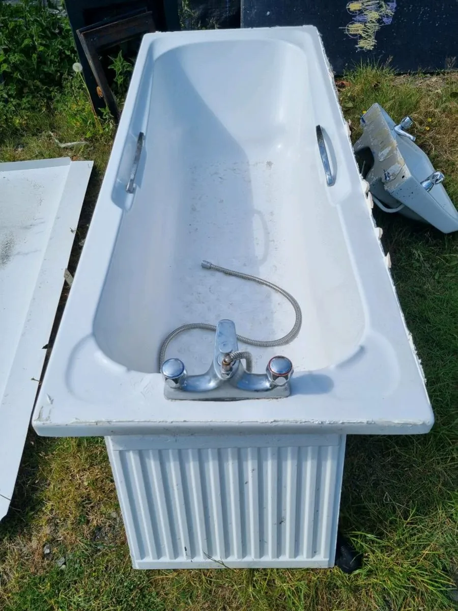 Bathroom suite - Image 2