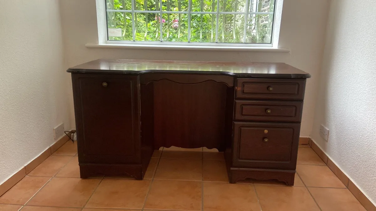 Office desk - Image 1