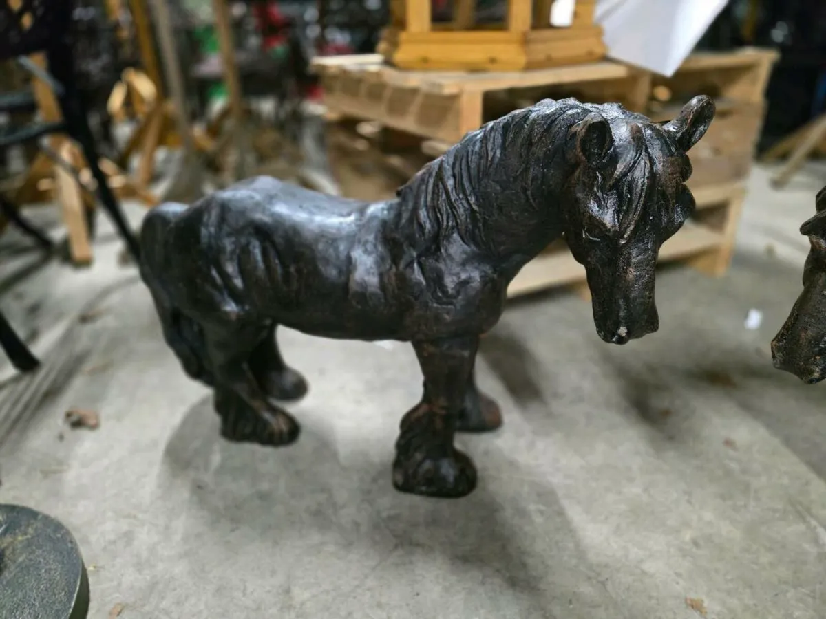 Very heavy cast iron horse garden ornaments - Image 2