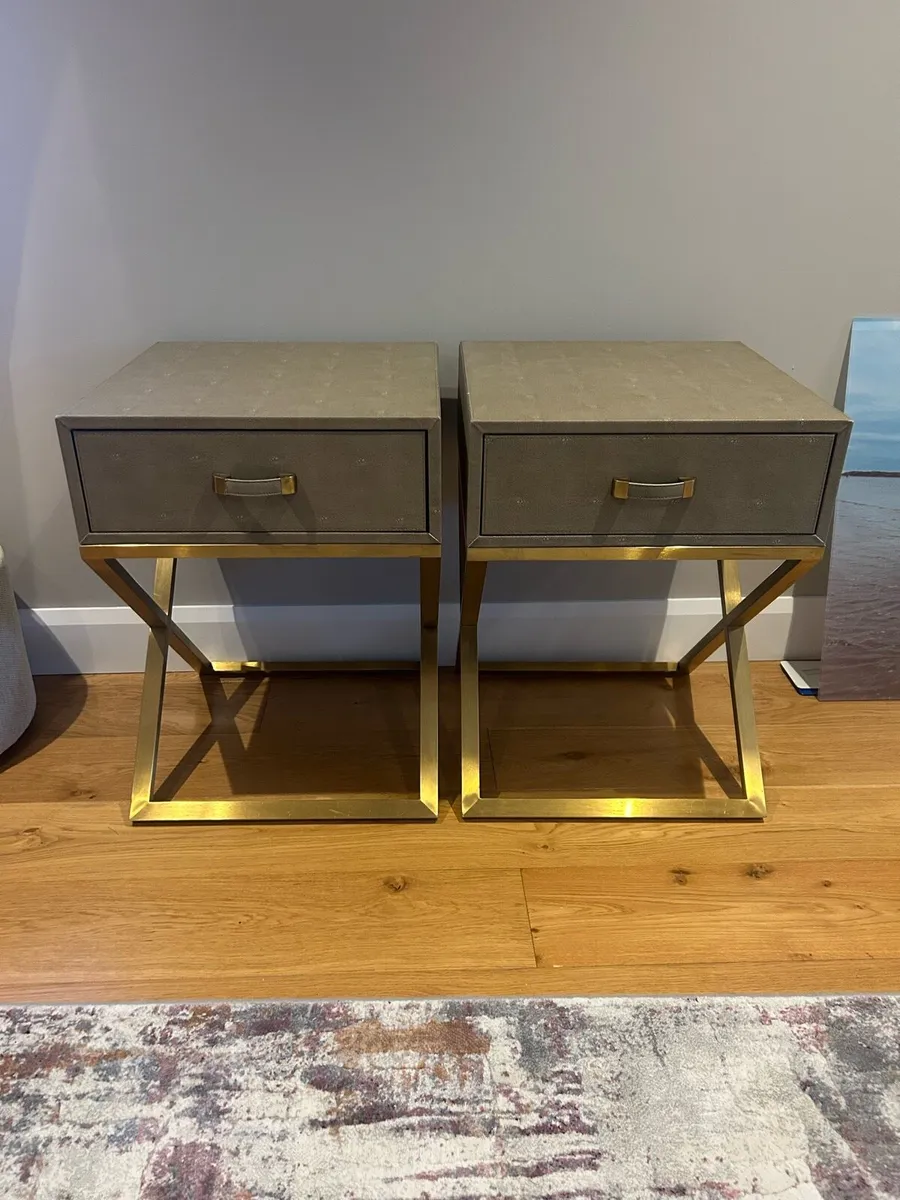 Pair of bedside lockers - Image 1
