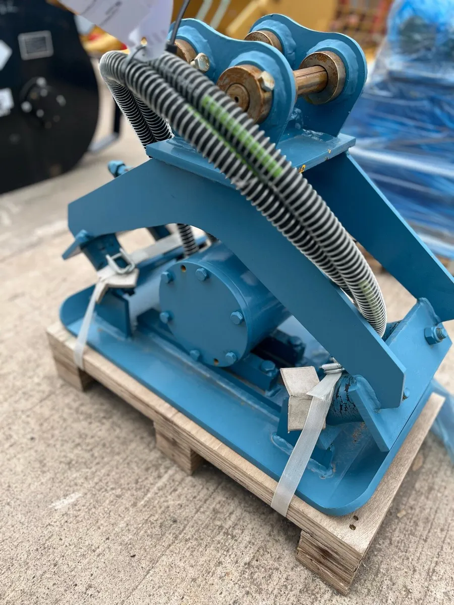 Hydraulic compactor plates - Image 1