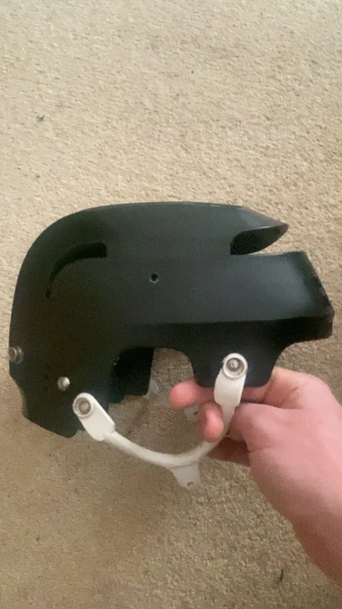 Oldstyle hurling helmet - Image 1