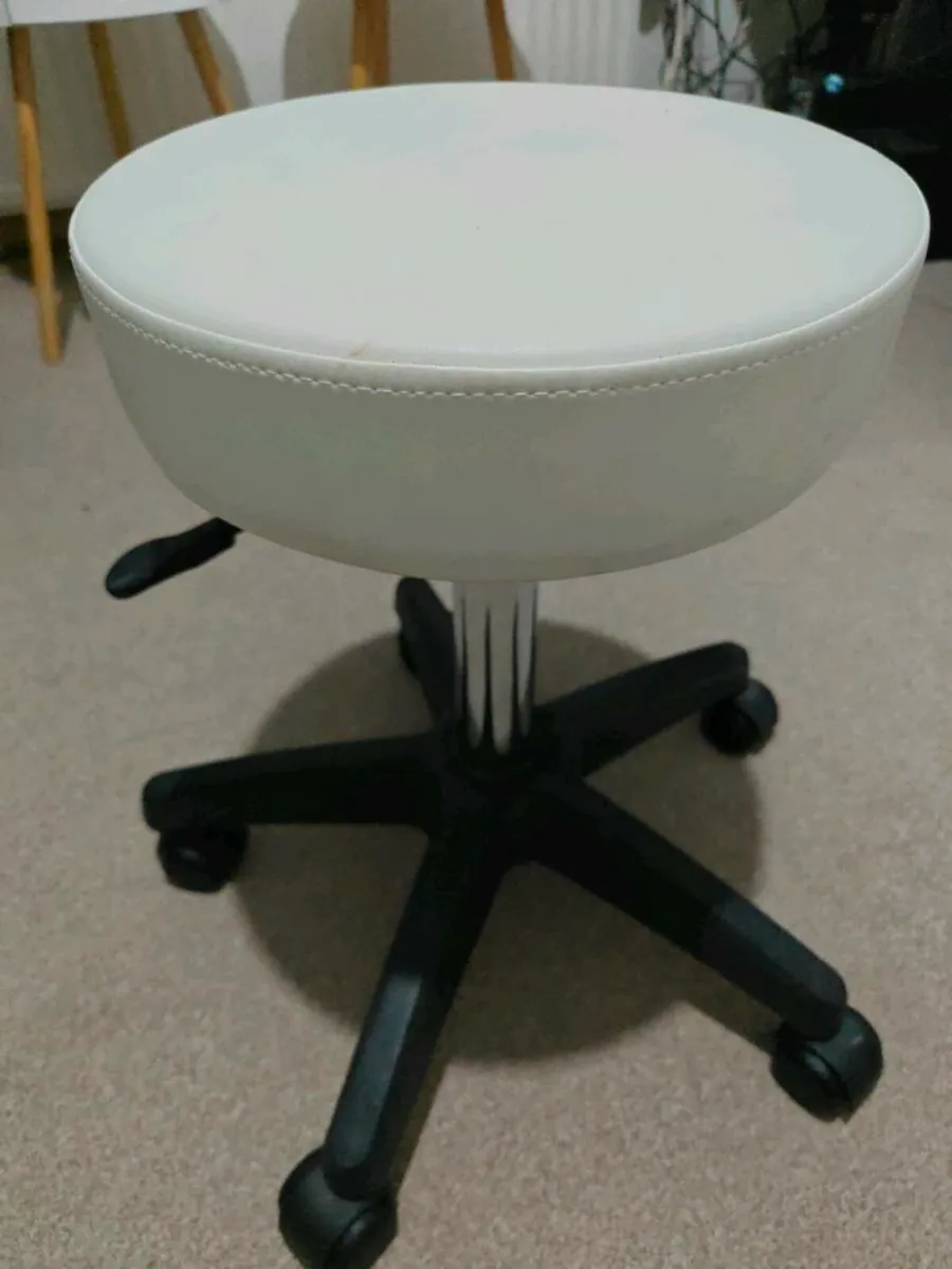 Height adjustable Stool - Image 2