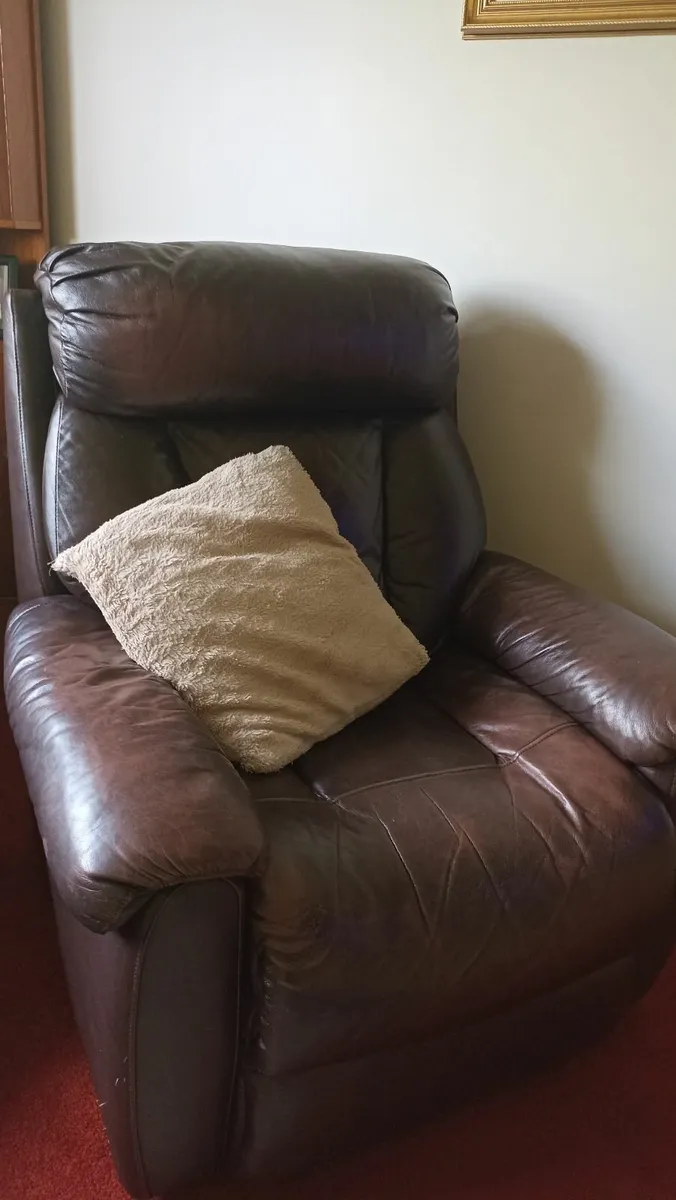 Lazy boyThree piece chocolate brown leather suite - Image 4