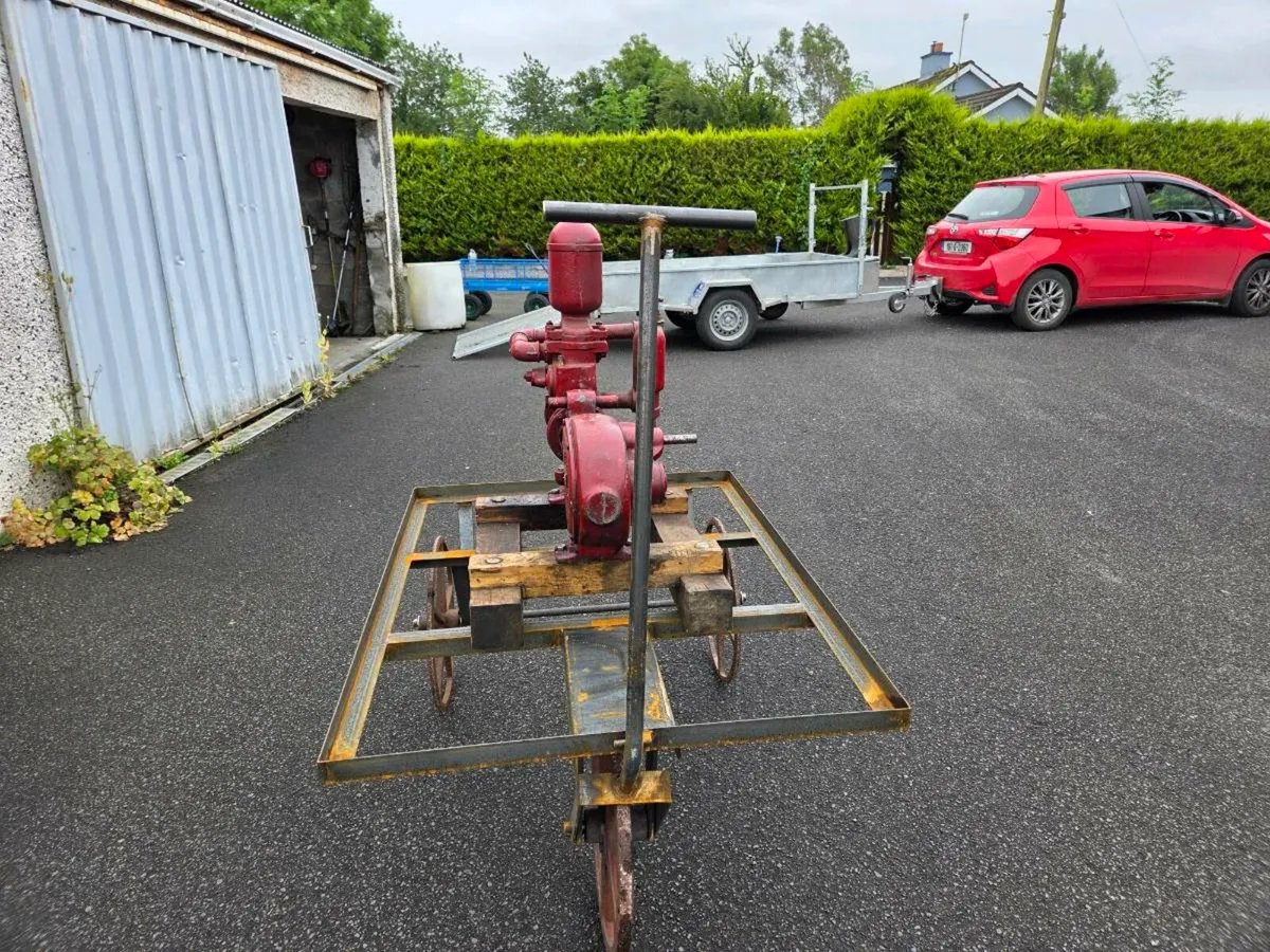 Vintage water pump - Image 1