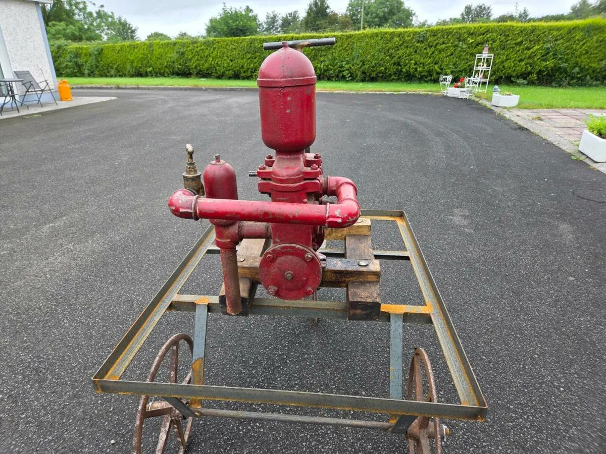 Vintage water pump - Image 2