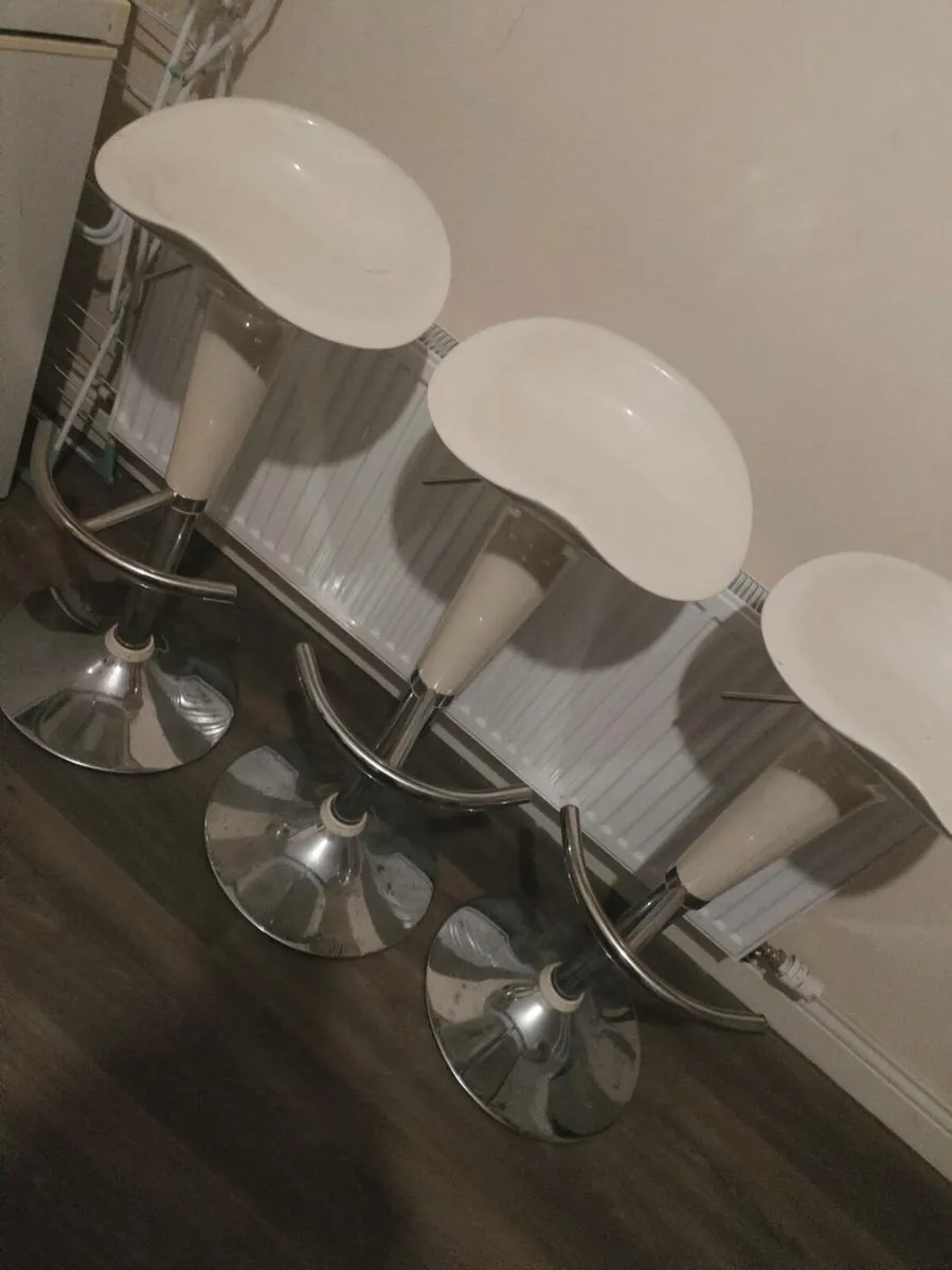 Kitchen bar stools - Image 1