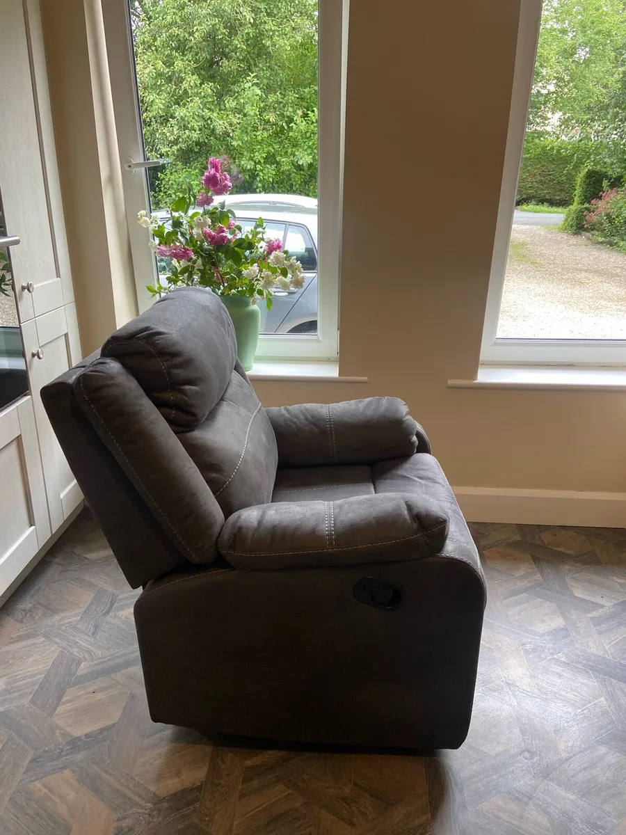 Recliner - Image 4