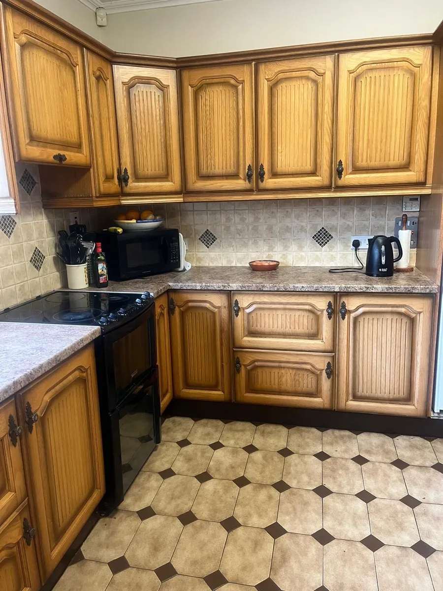Solid shaded oak kitchen - Image 2