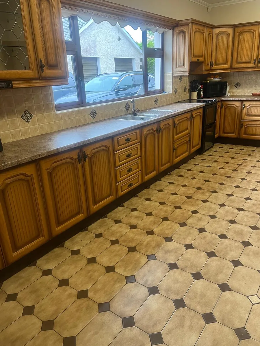 Solid shaded oak kitchen - Image 3