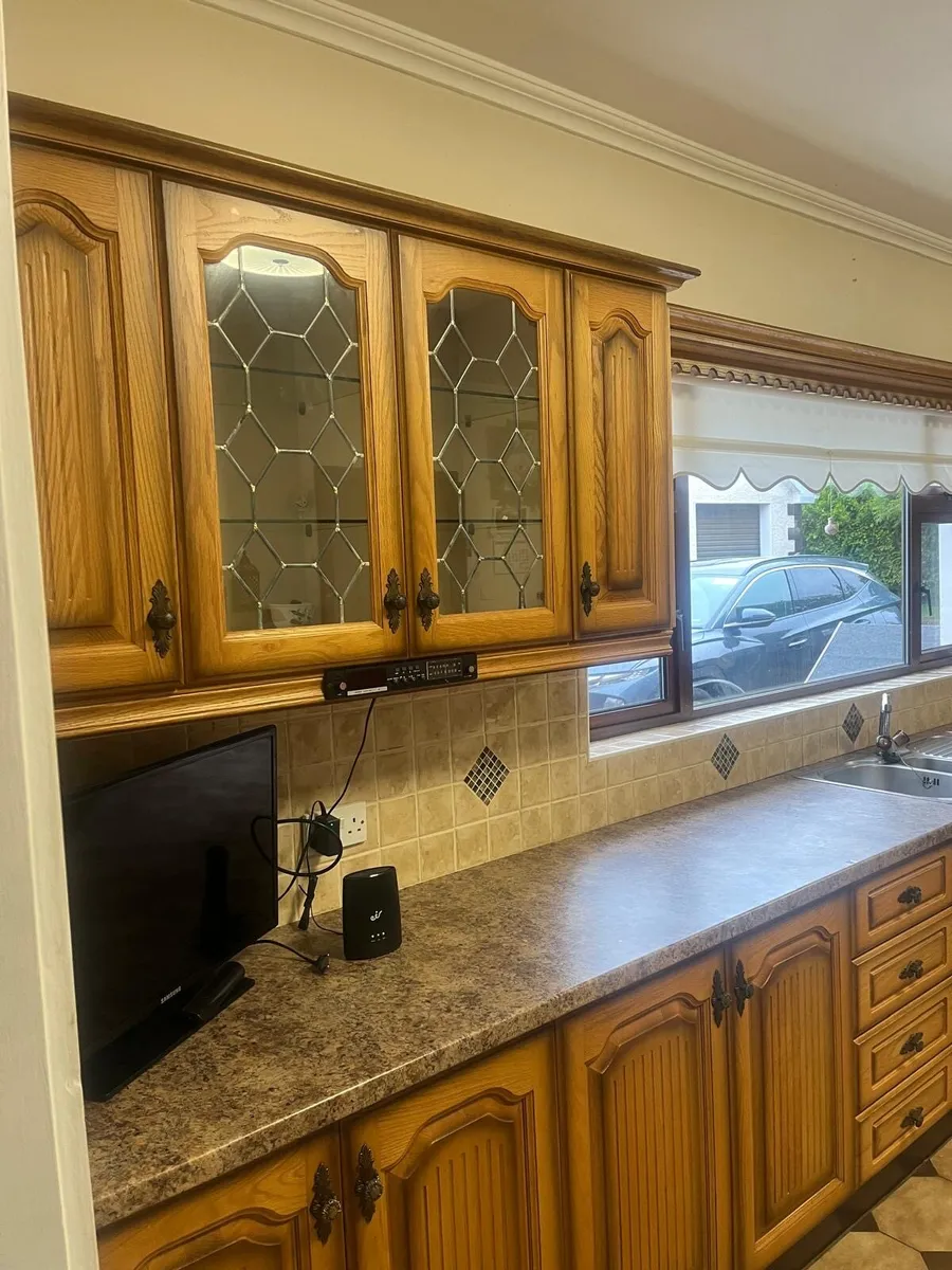 Solid shaded oak kitchen - Image 4