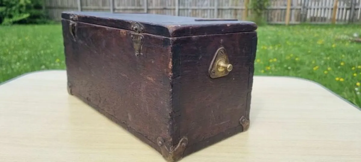 Old wooden box with brass fittings - Image 3