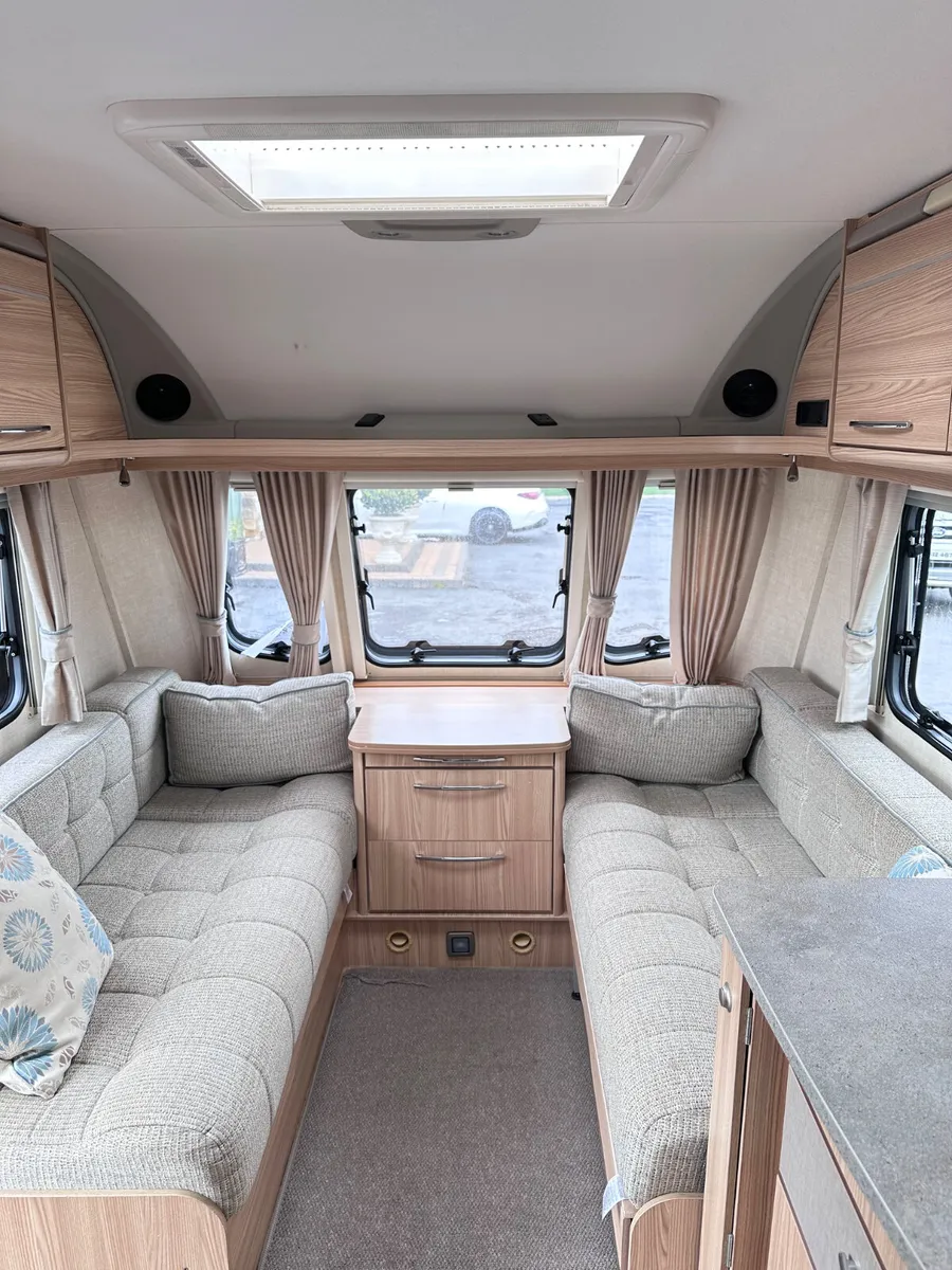 ✨STUNNING COACHMAN VISION 4 BERTH FIXED BED✨ - Image 4