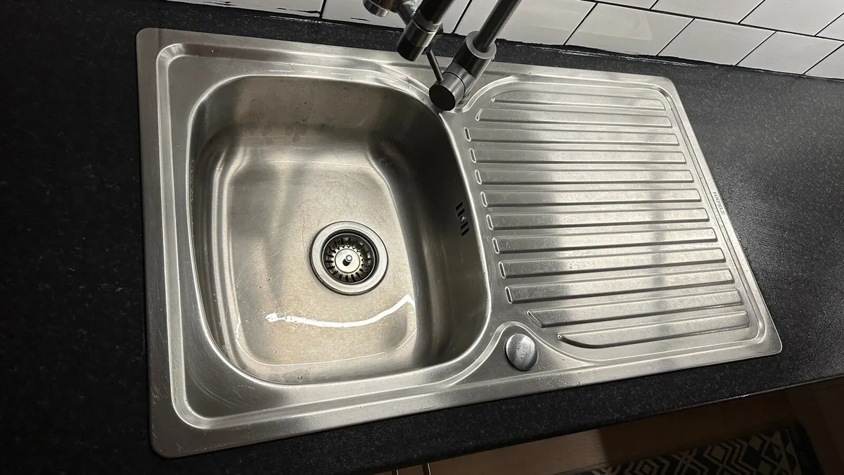 Kitchen counter and sink - Image 1