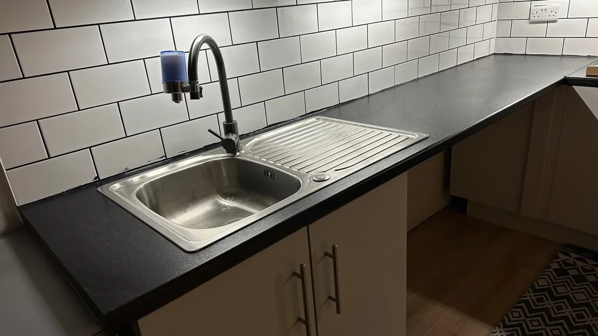 Kitchen counter and sink - Image 2