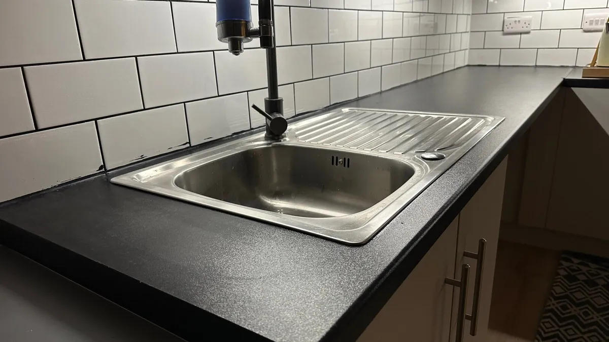 Kitchen counter and sink - Image 4