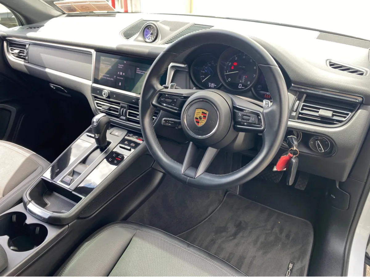 Porsche Macan 2.0 5DR AUTO - Image 2