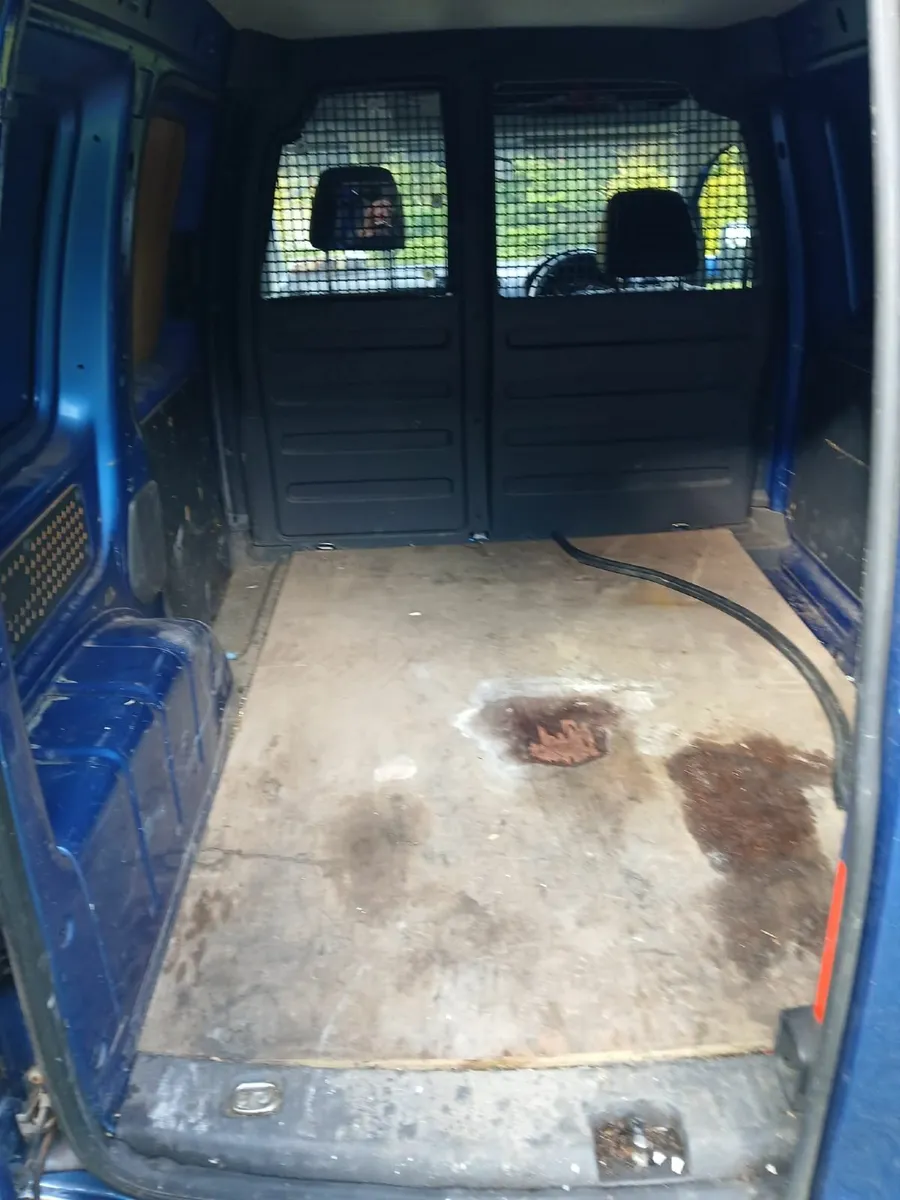 Volkswagen Caddy 2011 - Image 2