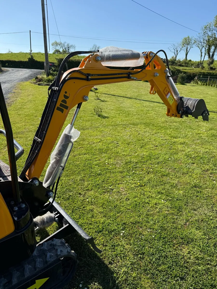 1.3T mini digger - Image 4