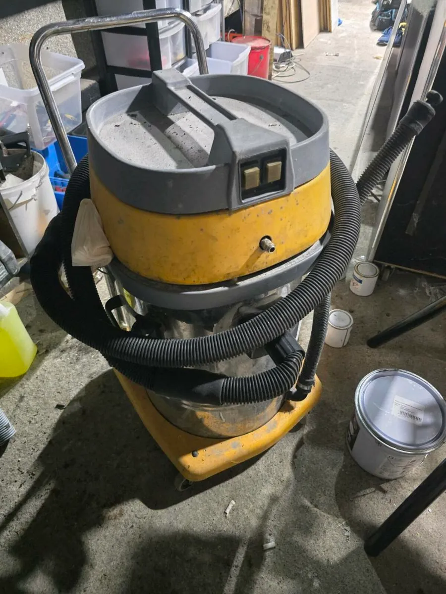 Wet and dry commercial vacuum - Image 1