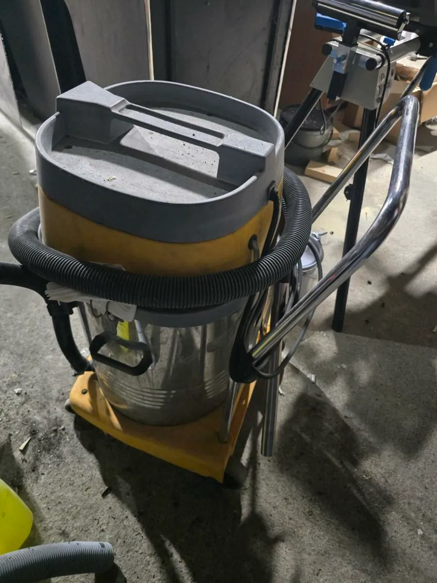 Wet and dry commercial vacuum - Image 2