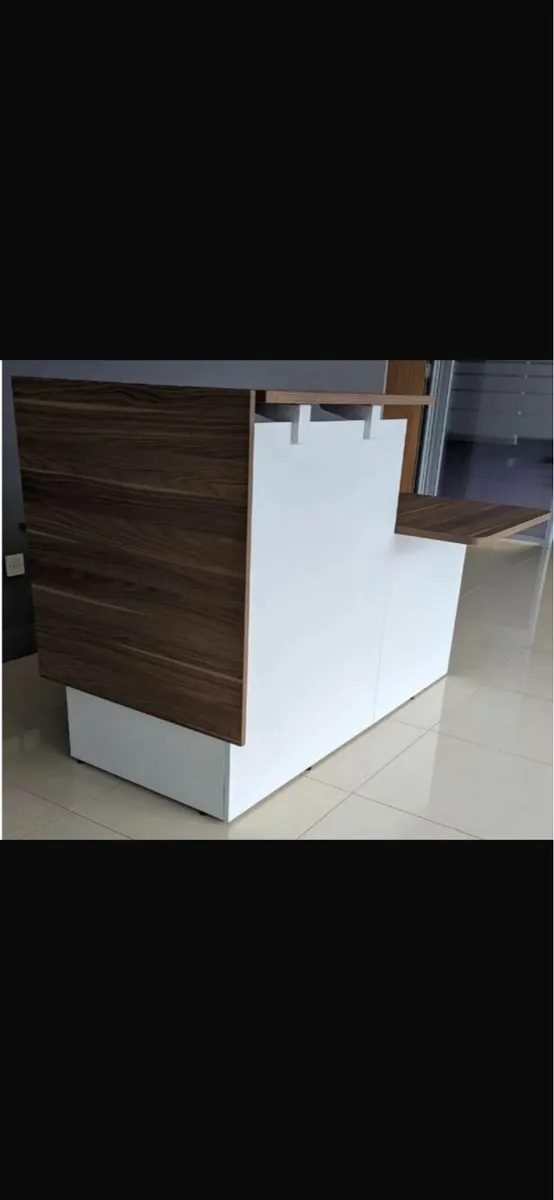 Reception desk - Image 1