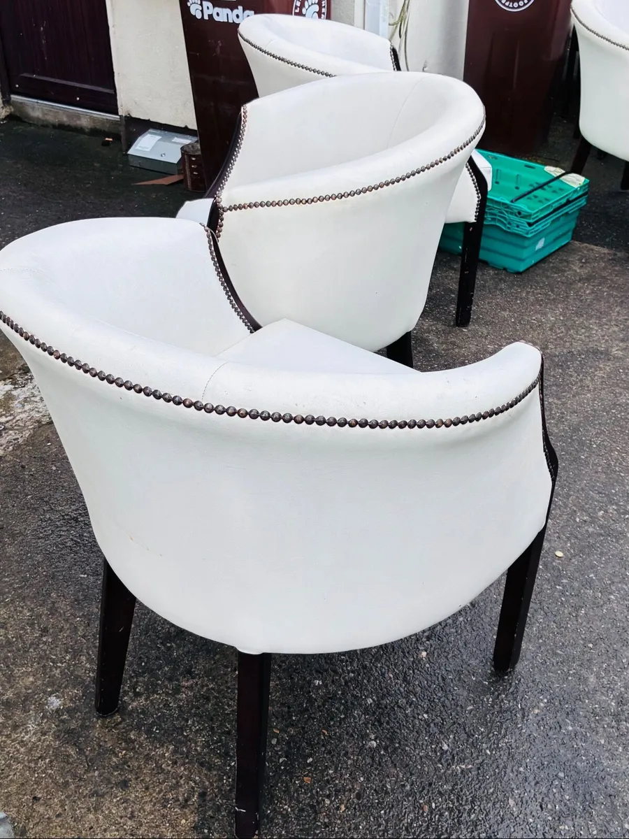 Commercial bar or restaurant pod chairs - Image 1