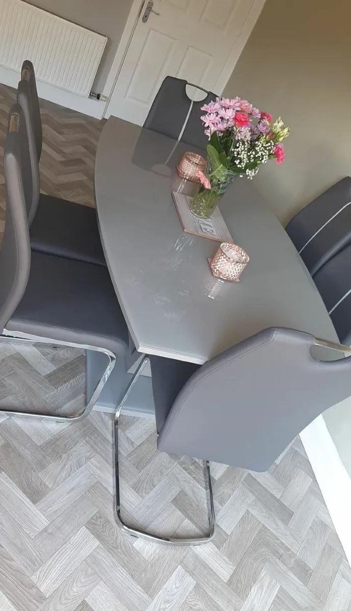 Kitchen table and chairs - Image 1