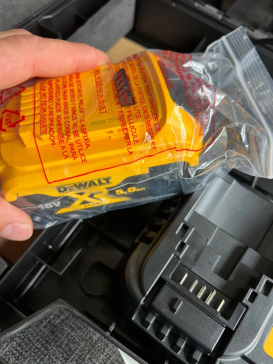 Dewalt Battery and charger - Image 4