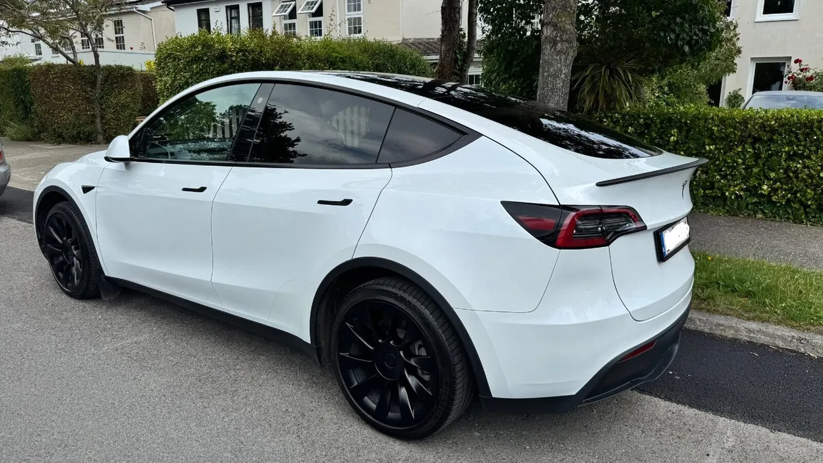 Tesla Model Y 2023 - Image 2