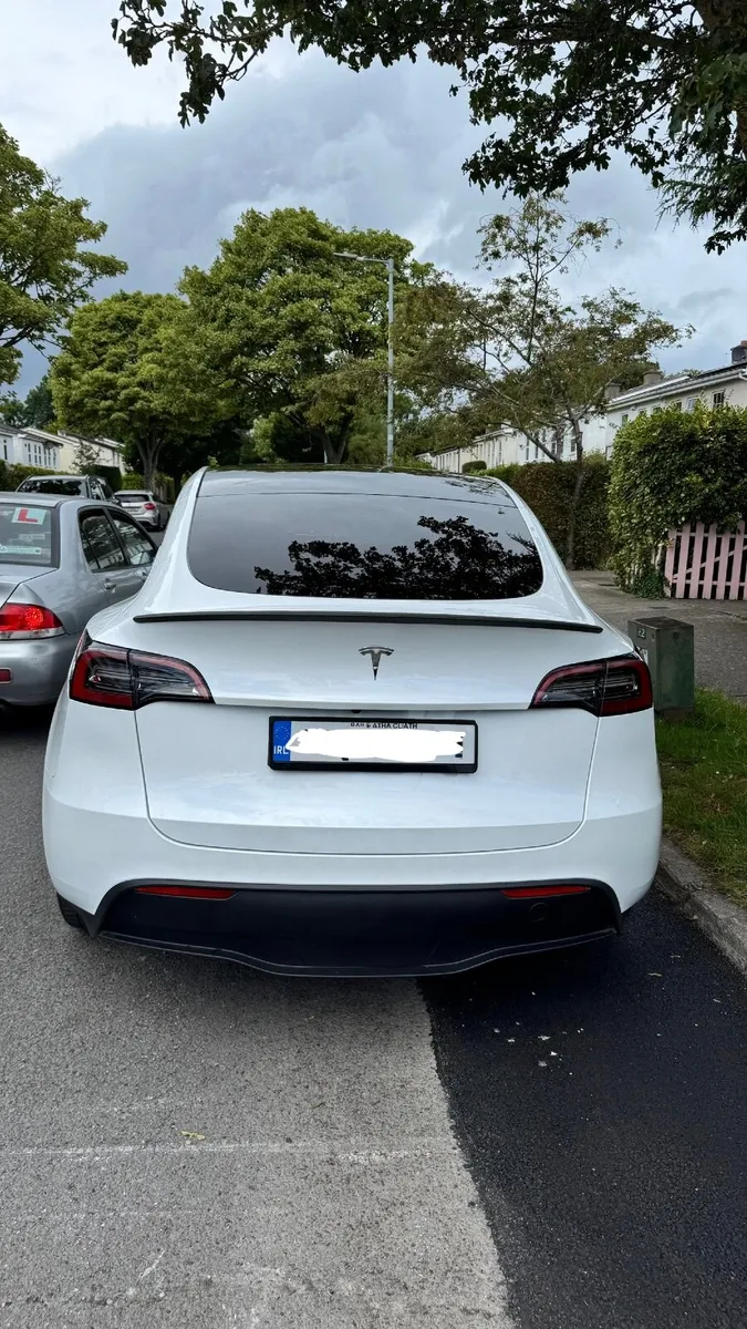 Tesla Model Y 2023 - Image 3