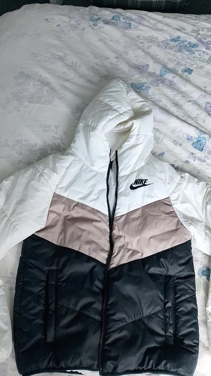 Nike puffa jacket - Image 1