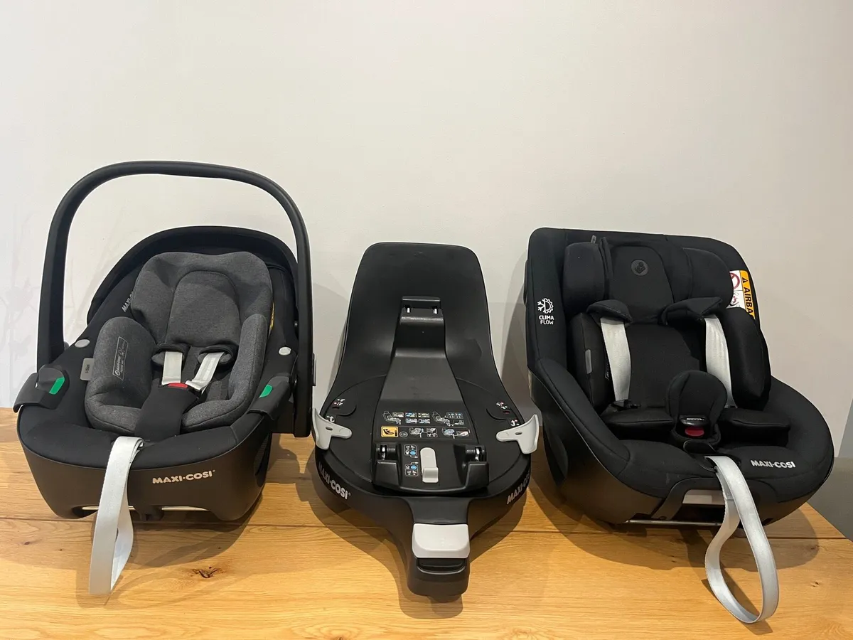 maxi cosi car seat set pebble, pearl and 360 base - Image 1