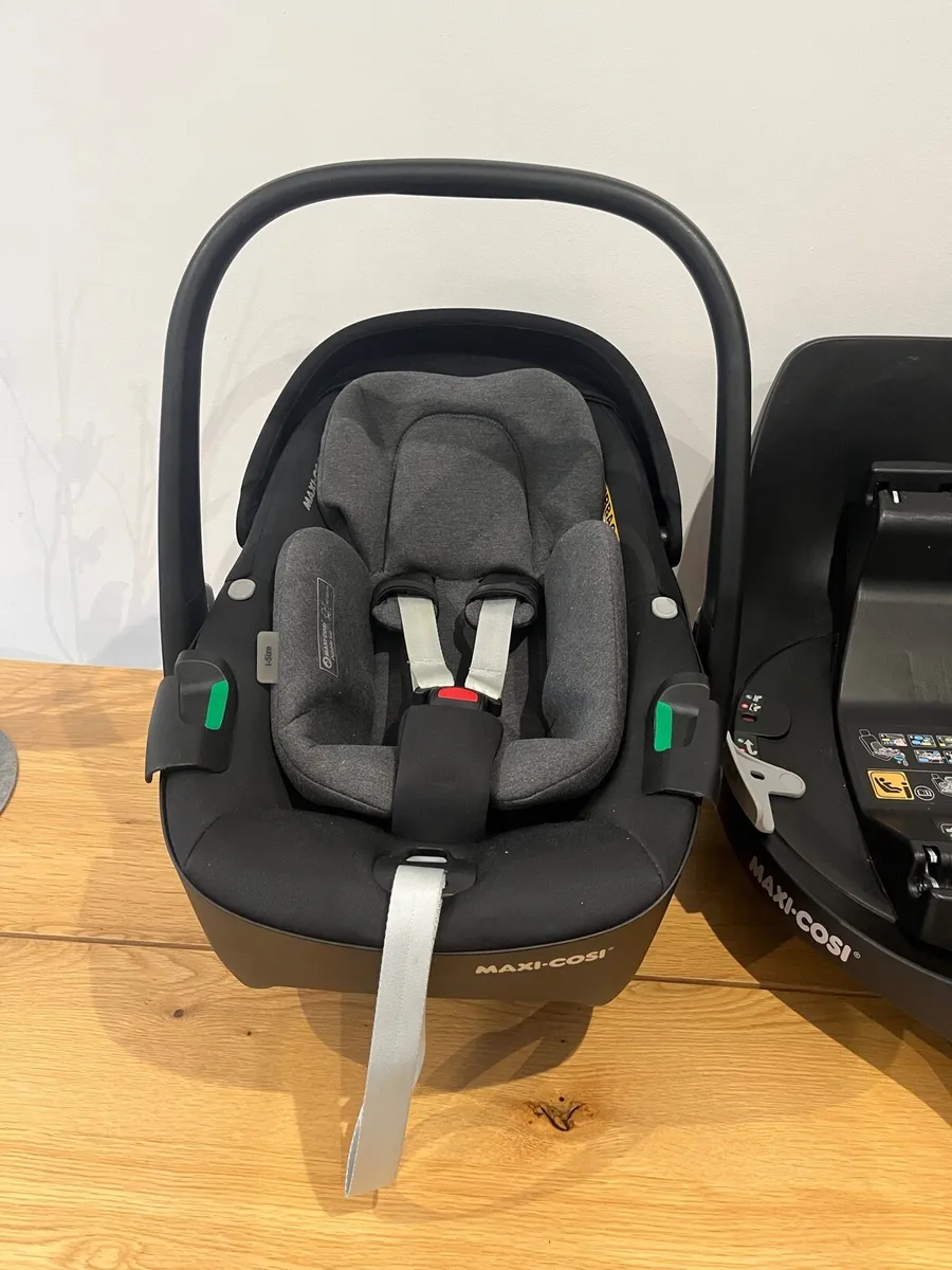 maxi cosi car seat set pebble, pearl and 360 base - Image 2