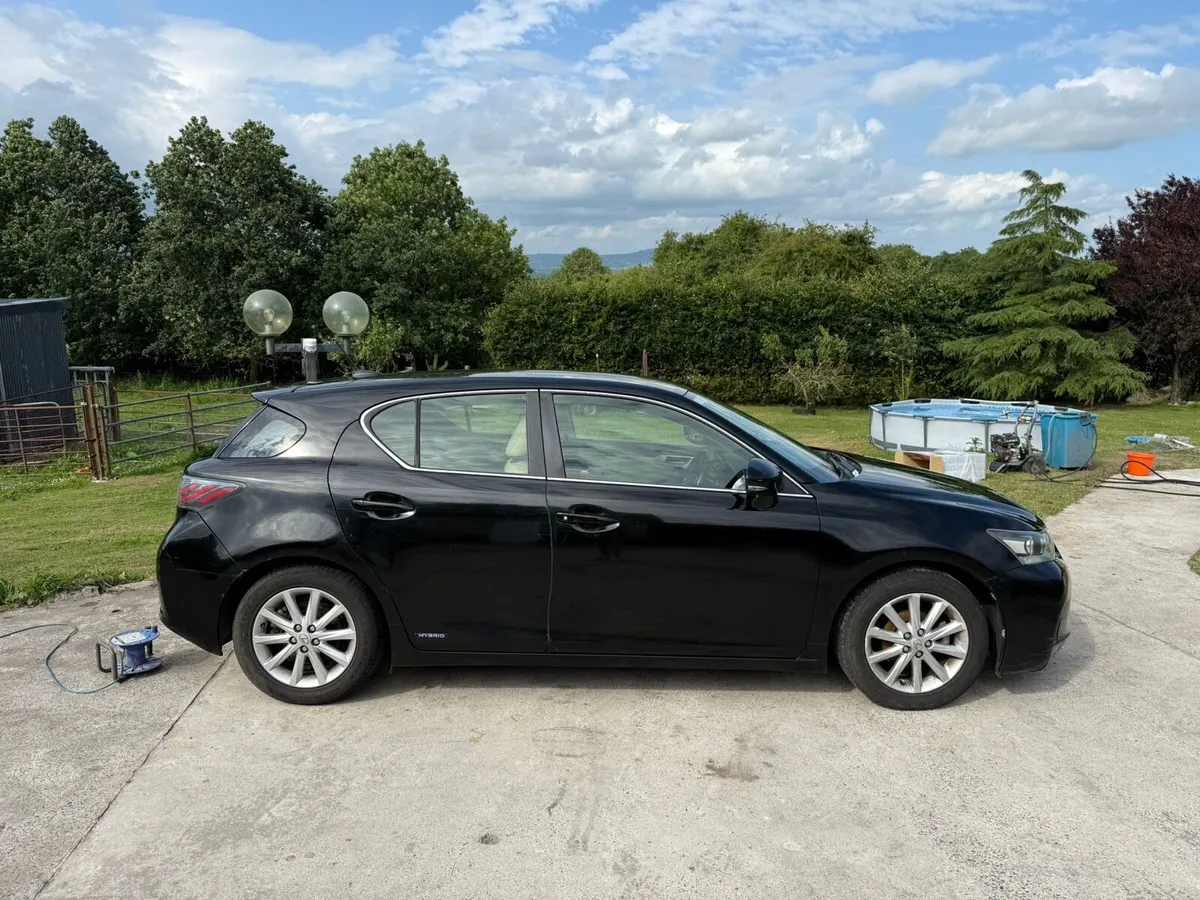 2011 Lexus CT 200h - Image 3