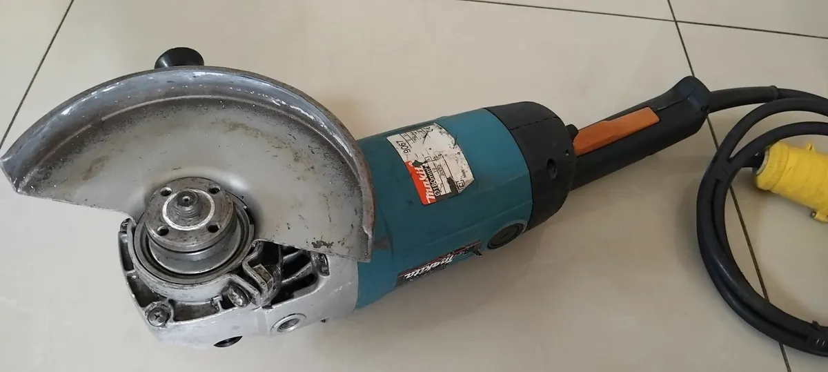 Makita 9067 180mm 7" Angle Grinder 110v - Image 2