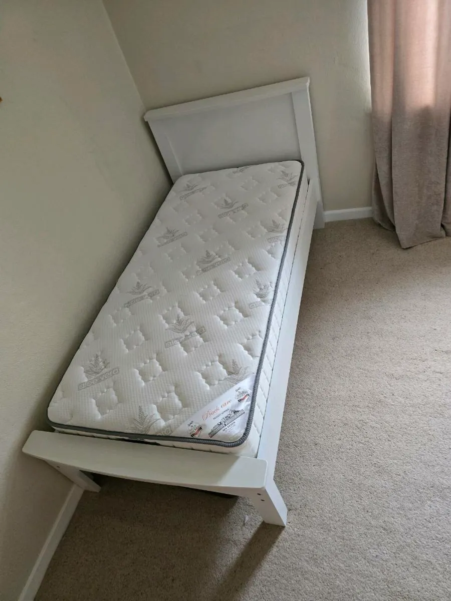 Standard single bed - Image 1
