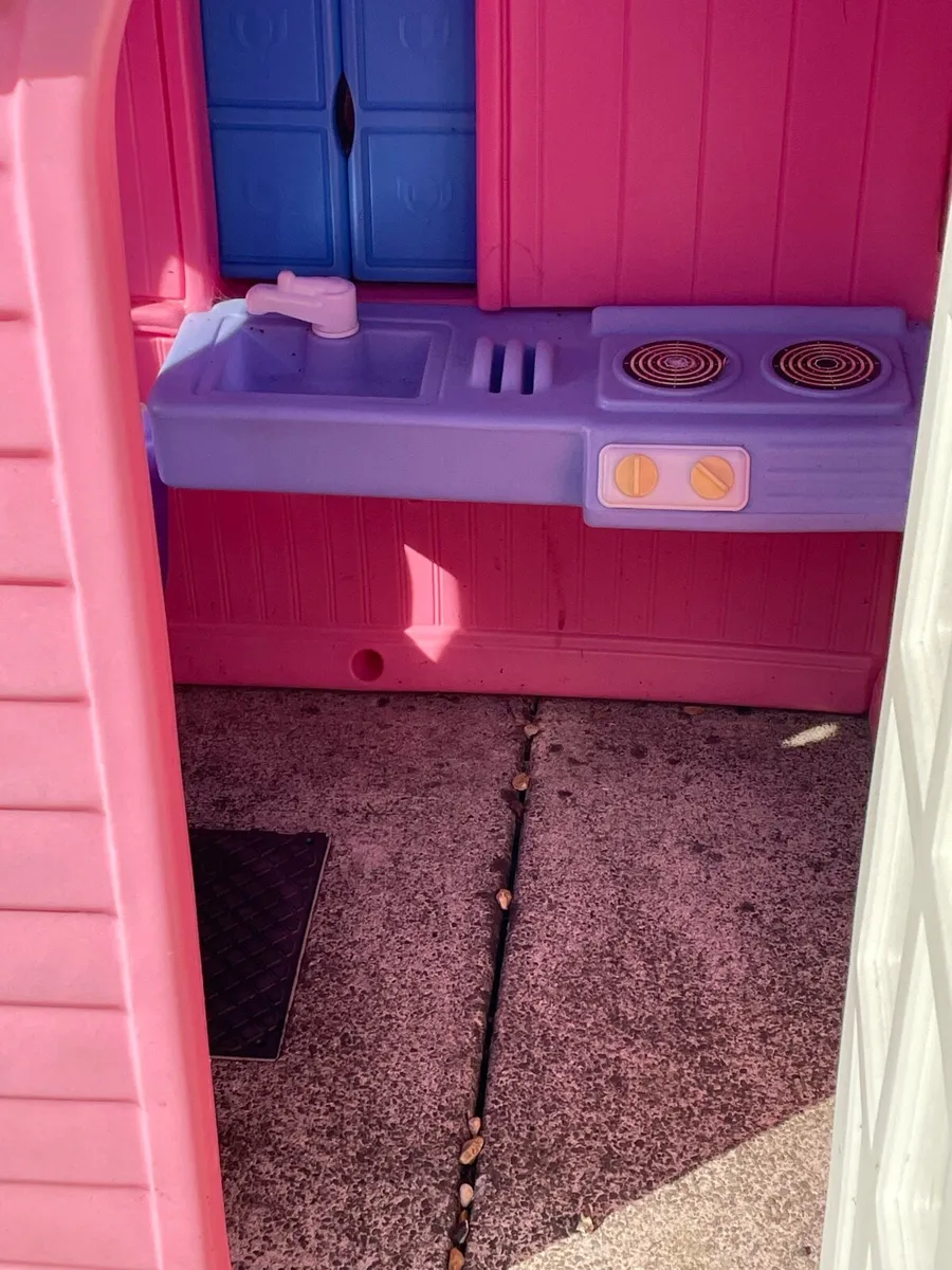 Little Tikes Country Cottage  Playhouse - Image 3