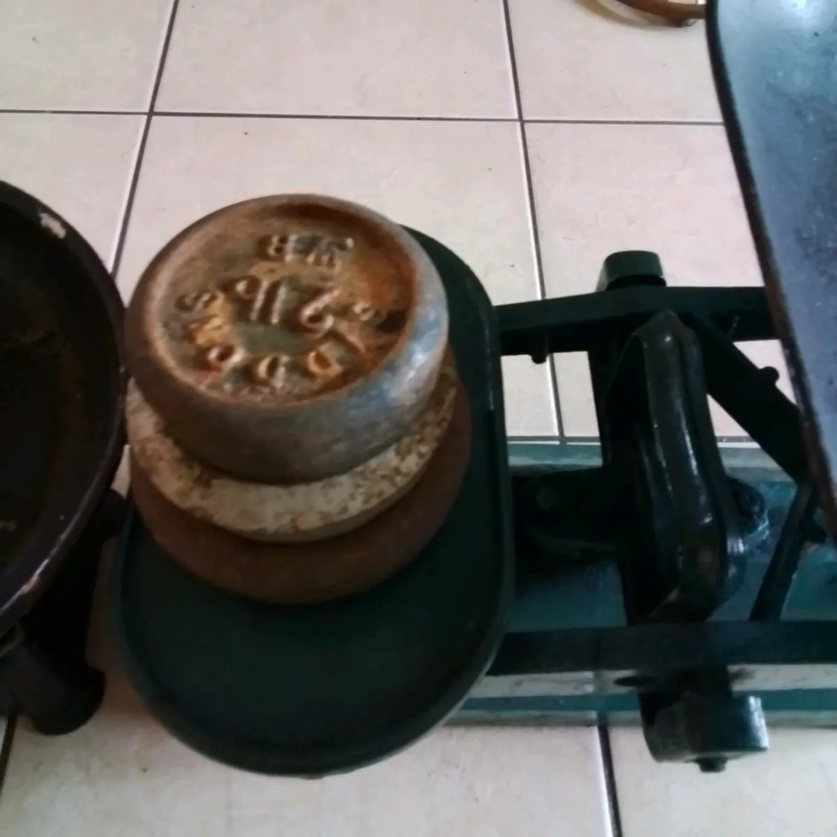 ANTIQUE AND COLLECTABLES - Image 1