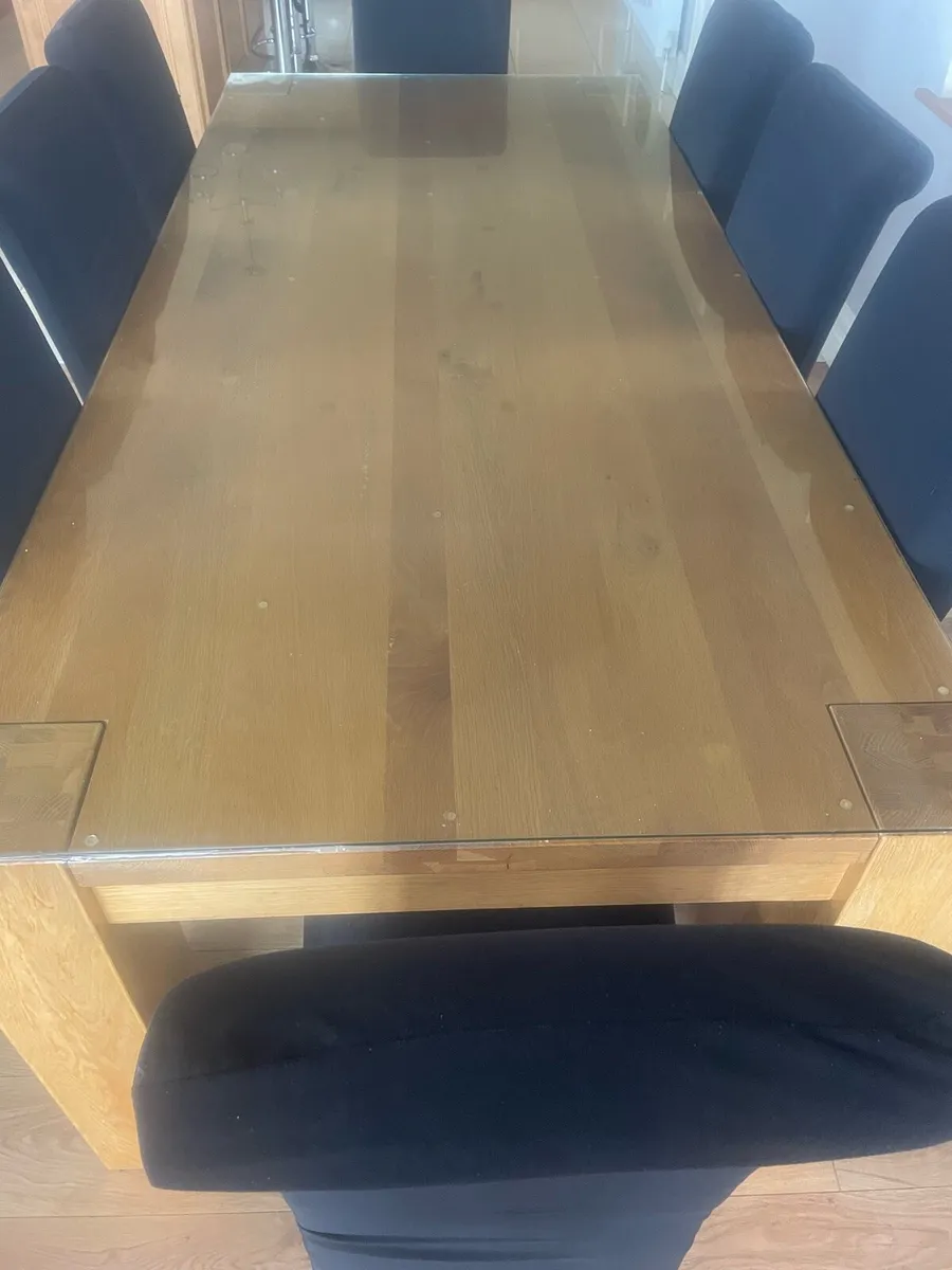 Solid oak table and eight chairs - Image 1