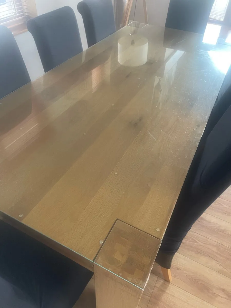 Solid oak table and eight chairs - Image 3