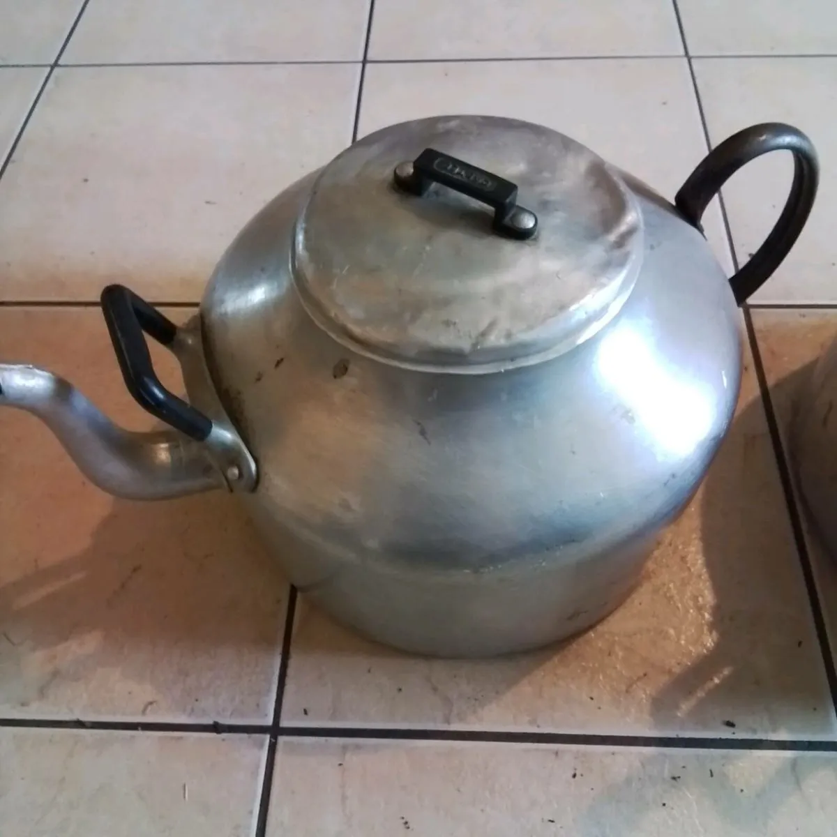 KETTLES - Image 1