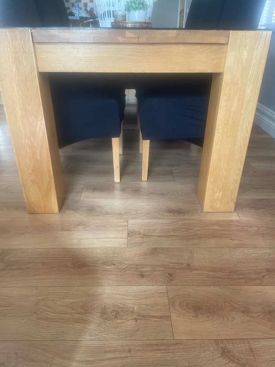 Solid oak table and eight chairs - Image 4