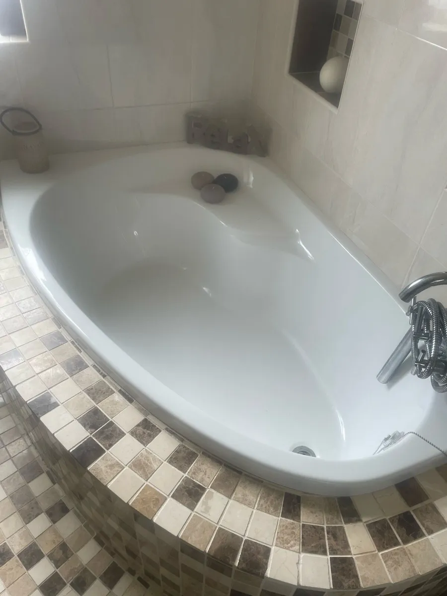 Corner bath and sink - Image 1