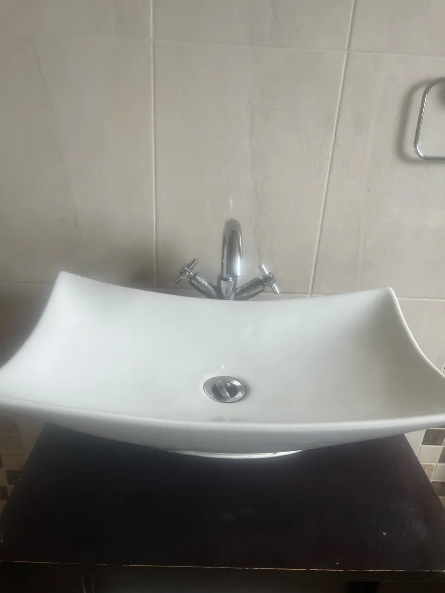 Corner bath and sink - Image 2