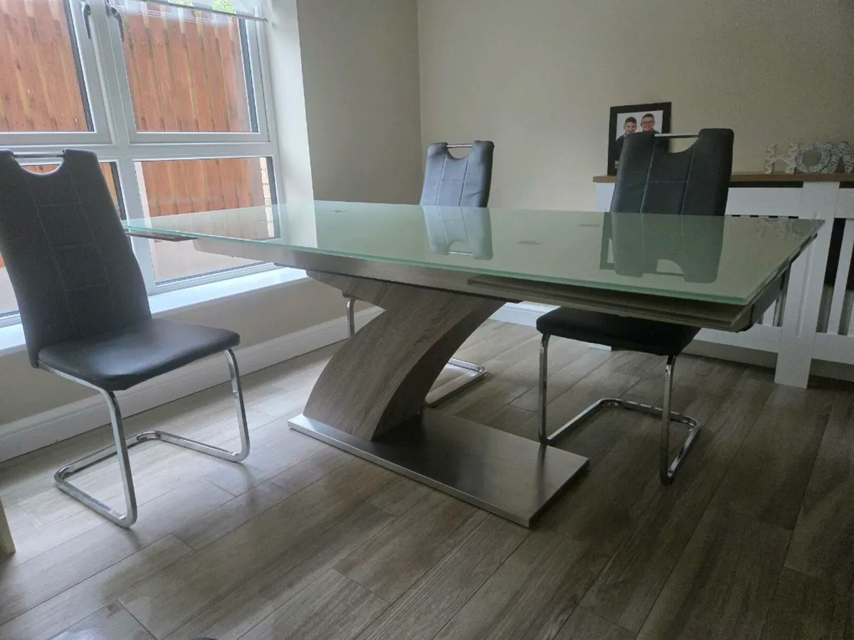 Table and 4 chairs - Image 1
