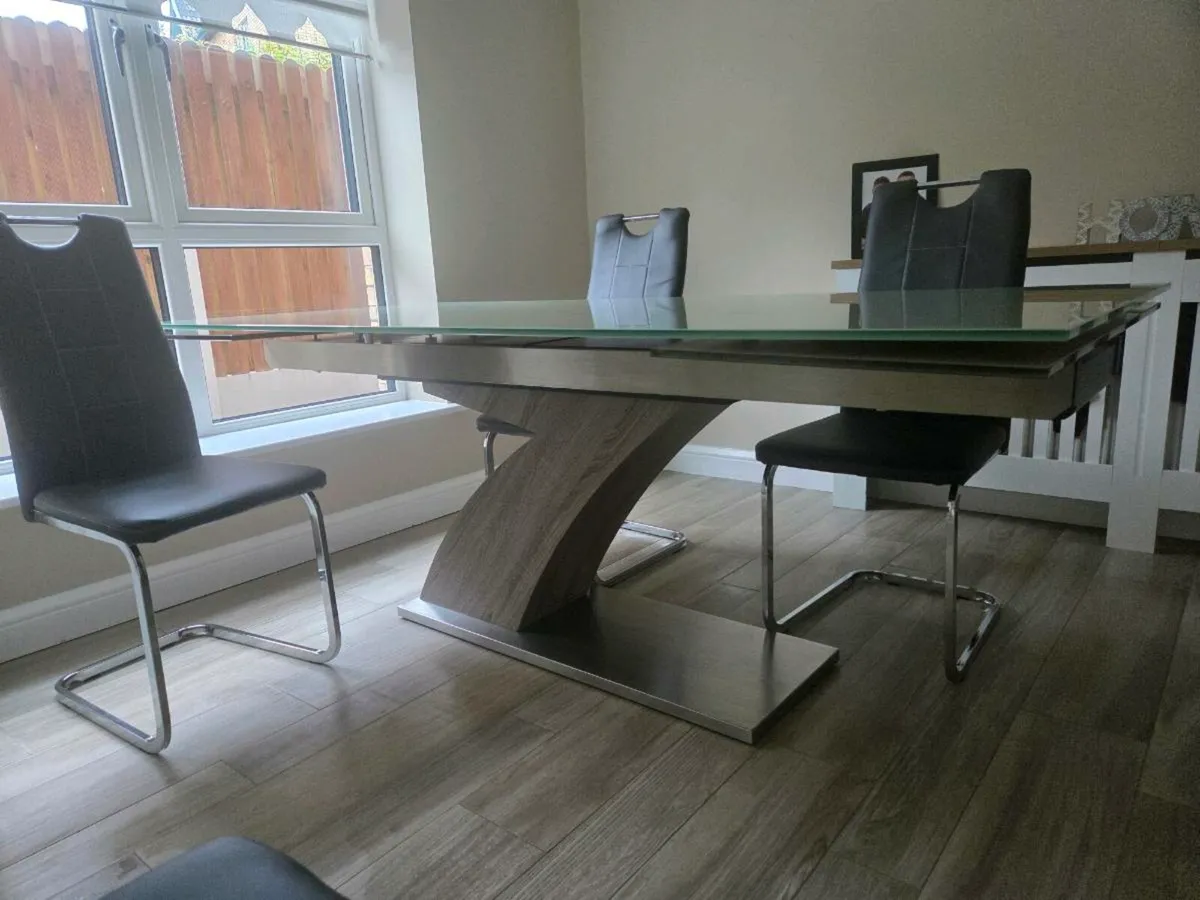 Table and 4 chairs - Image 2