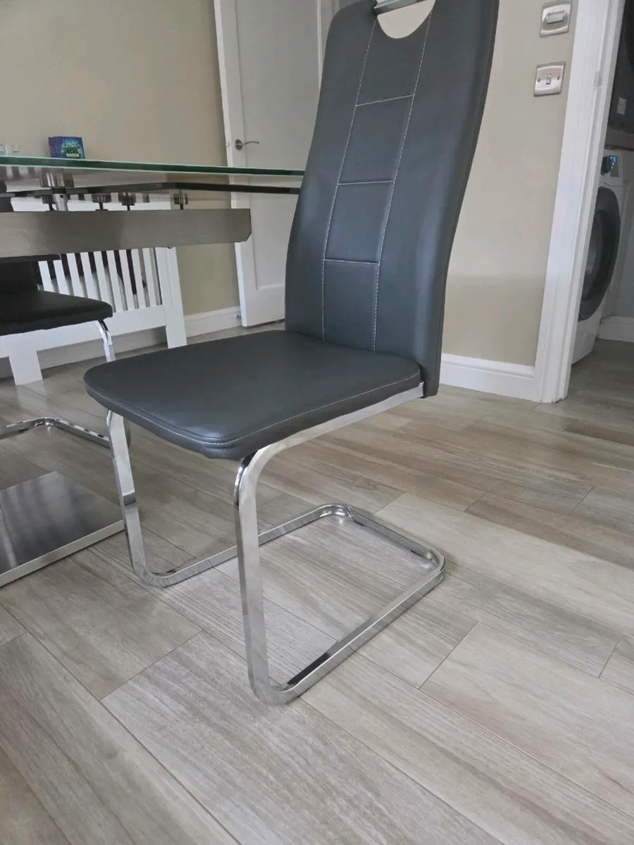 Table and 4 chairs - Image 3