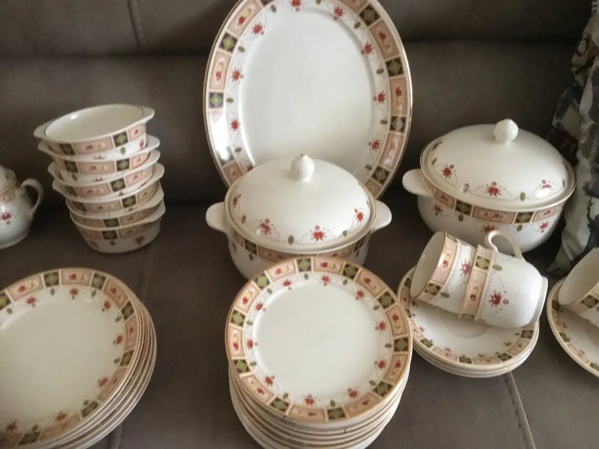 Arklow Pottery Dinner Set - Image 1