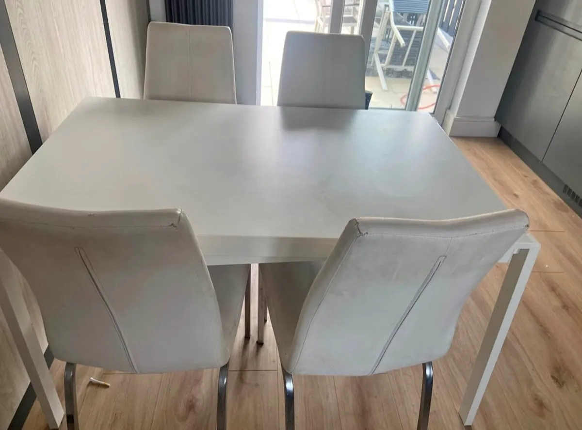 Table and chairs - Image 1